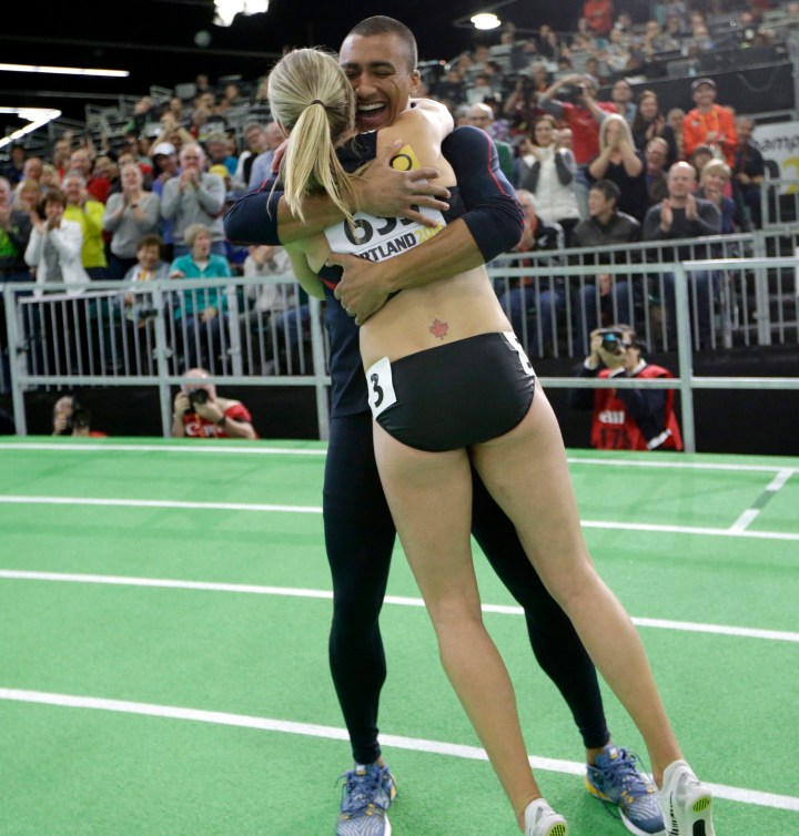 Le champion olympique et athlète de l'heptathlon Ashton Eaton a été le premier à féliciter sa femme, Brianne Theisen-Eaton pour sa médaille d'or au pentathlon aux Mondiaux d'athlétisme en salle, le 18 mars 2016. (AP Photo/Elaine Thompson)