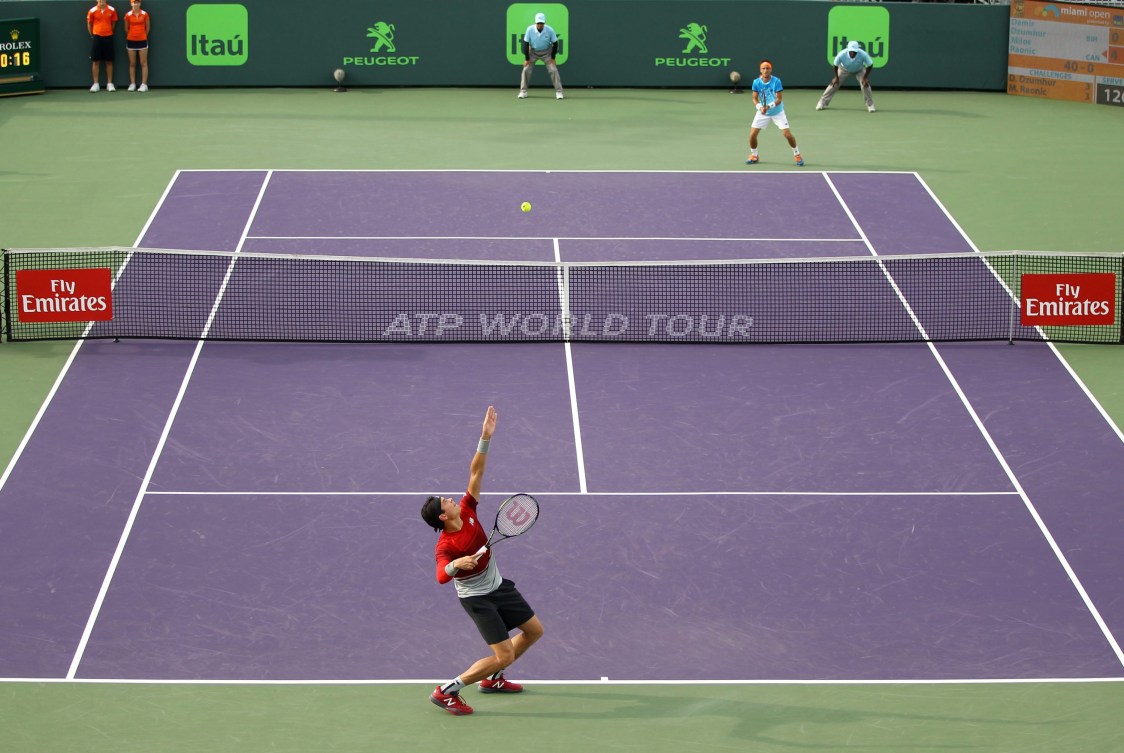 Milos Raonic au service contre Damir Dzumhur au quatrième tour du Miami Open. le 29 mars 2016. (AP Photo/Luis M. Alvarez)