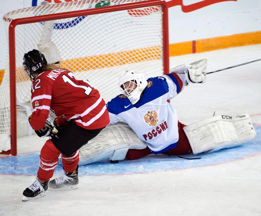 Maria Sorokina arrête le tir de pénalité de Meaghan Mikkelson au Mondial de hockey féminin le 29 mars 2016. THE CANADIAN PRESS/Ryan Remiorz