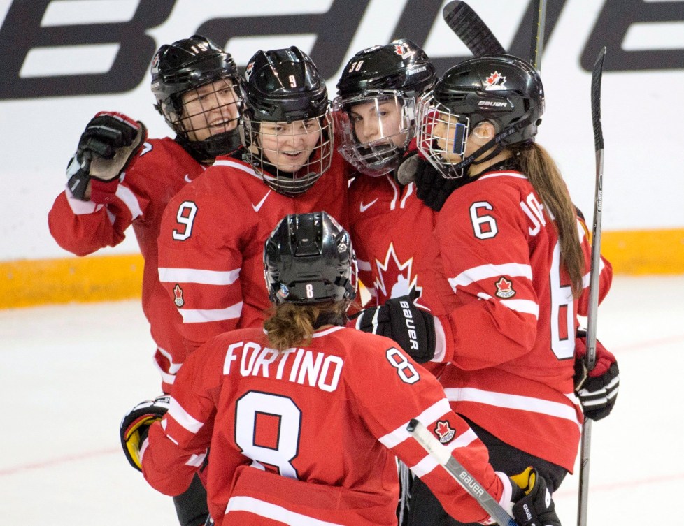 Halli Krzyzaniak (38) ainsi que ses coéquipières Brianne Jenner (19), Jennifer Wakefield (9), Rebecca Johnston (6) et Laura Fortino (8) célébrent le but de Krzyzaniak qui porte la marque à 6 contre 1 pour les Canadiennes contre les Russes, au Mondial de hockey féminin à Kamloops, le 29 mars 2016. THE CANADIAN PRESS/Ryan Remiorz