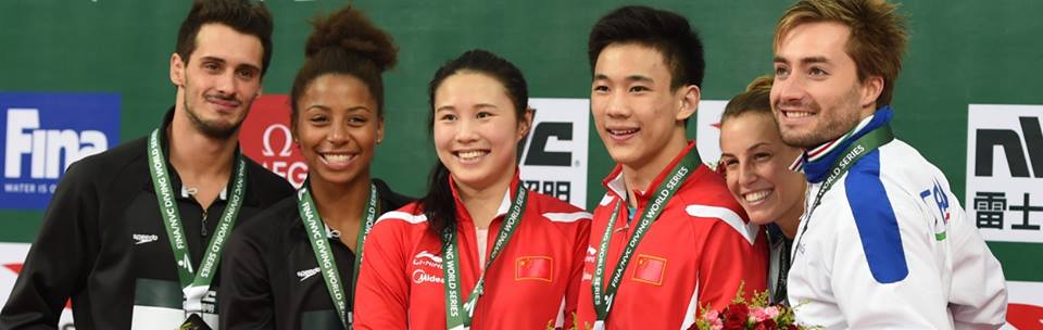 Les médaillés de l'épreuve du 3 m synchronisé mixte à Beijing (G-D) : (Photo: FINA)