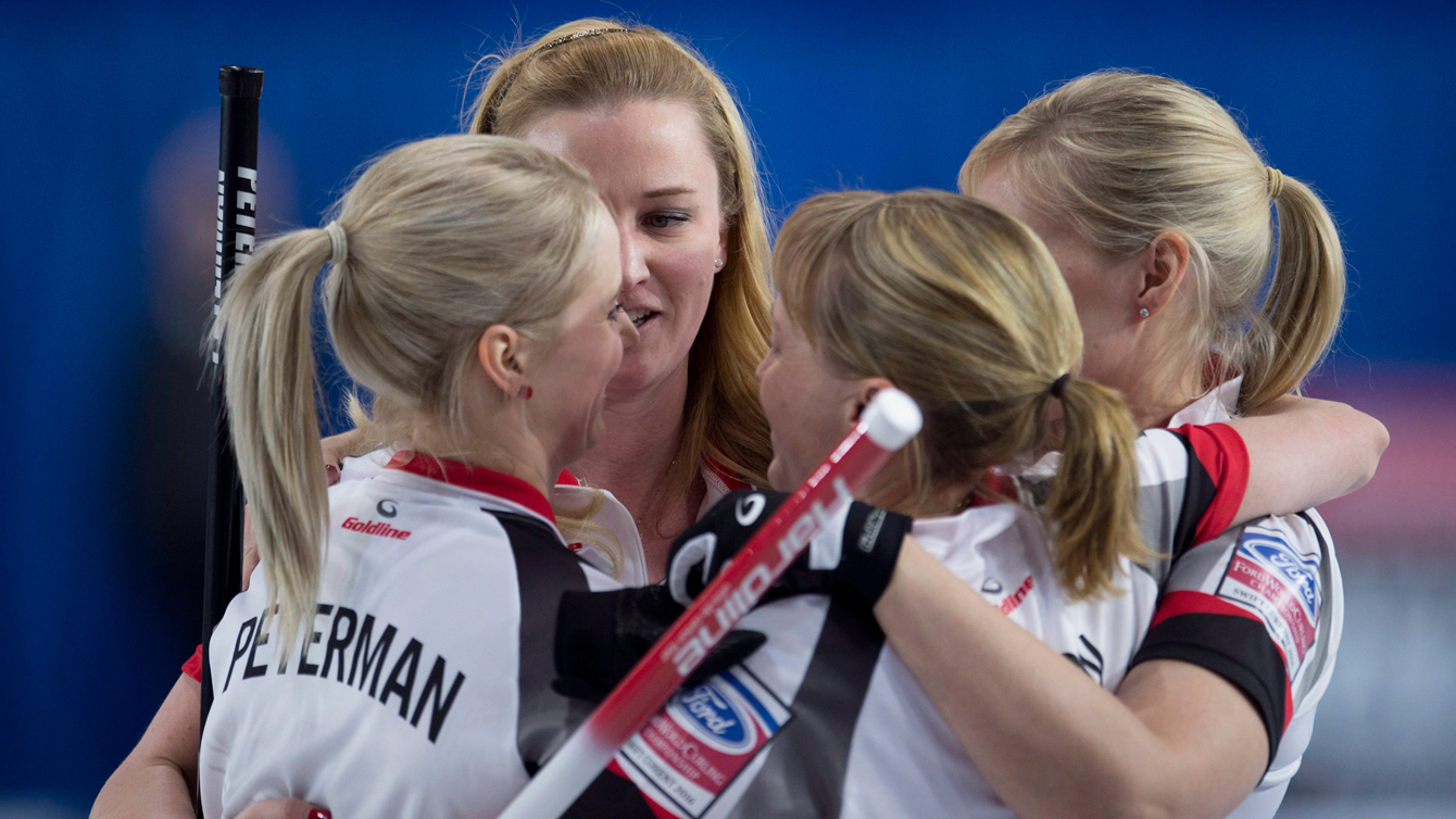 Équipe Canada célèbre sa victoire contre l’Écosse aux Mondiaux féminins de curling à Swift Current (Saskatchewan) le 24 mars 2016 (Photo : Jonathan Hayward).