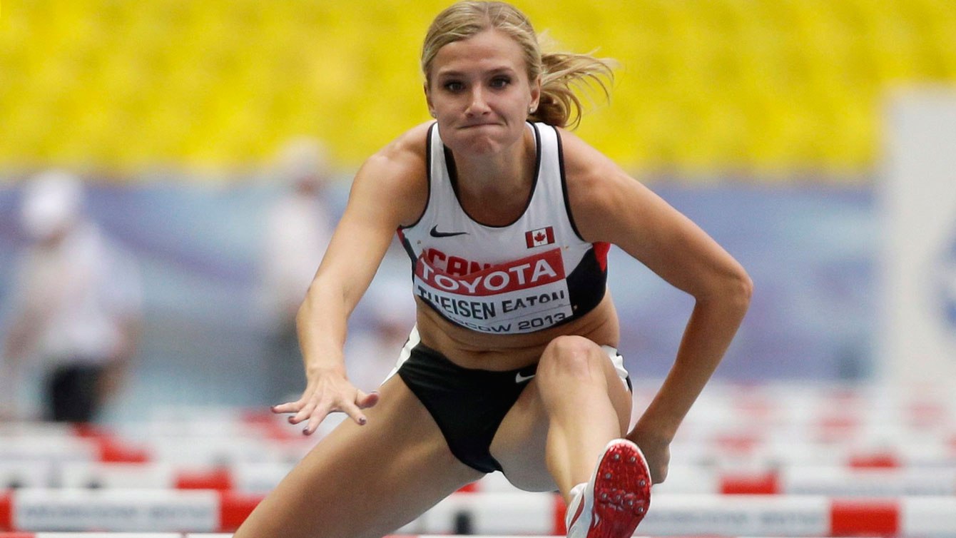 Brianne Theisen-Eaton aux haies (heptathlon) lors des Mondiaux d’athlétisme de Moscou en 2013.