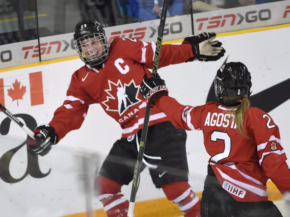 Marie-Philip Poulin (29) célèbre son but marqué en première période contre la Finlande, au Mondial de hockey féminin disputé à Kamloops, en Colombie-Britannique, le 31 mars 2016. THE CANADIAN PRESS/Ryan Remiorz