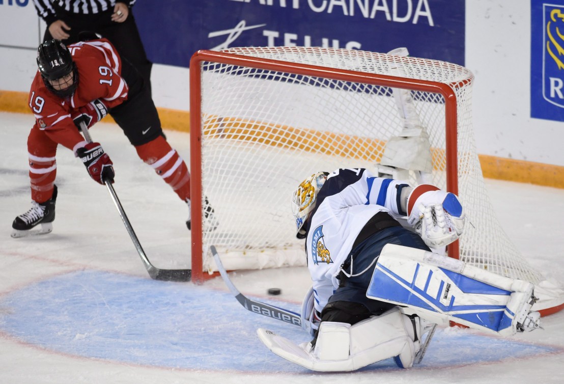 Brianne Jenner (19) déjoue la gardienne Finlandaise Meeri Raisanen en deuxième période de leur match du Mondial de hockey féminin, le 31 mars 2016. THE CANADIAN PRESS/Ryan Remiorz