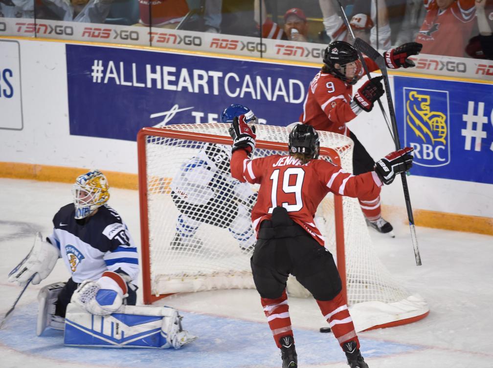 Jennifer Wakefield (9) célèbre son but marqué à la deuxième période du match Canada-Finlande au Mondial de hockey féminin, le 31 mars 2016. THE CANADIAN PRESS/Ryan Remiorz