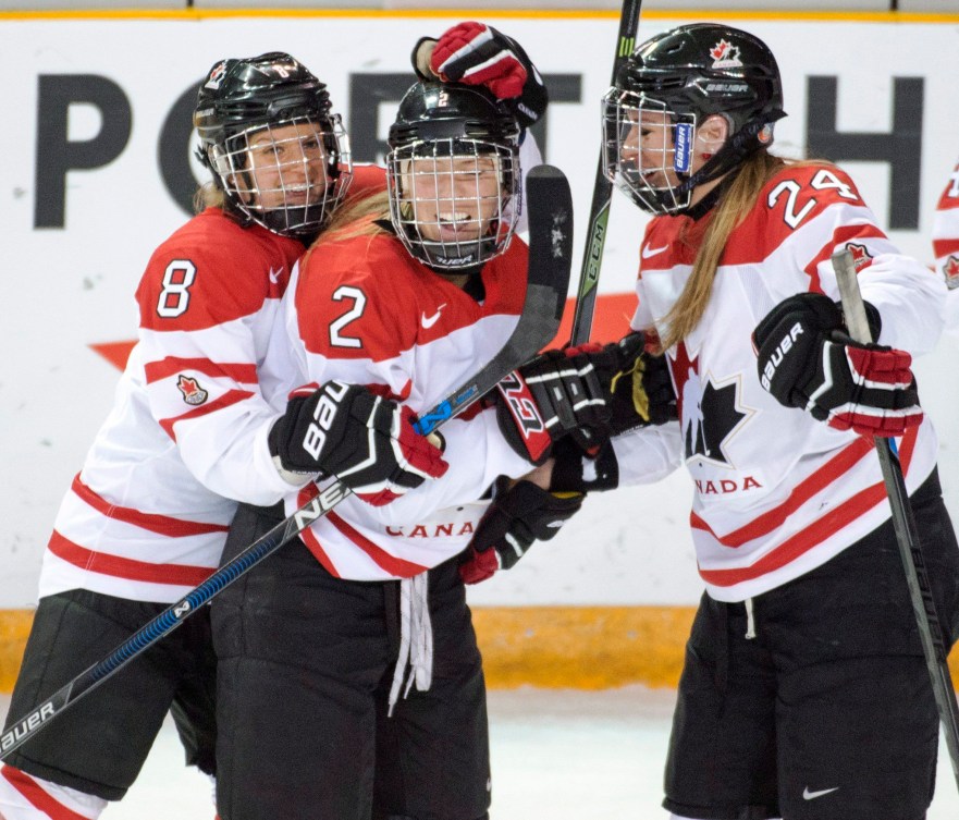 Meghan Agosta (2) célèbre avec Laura Fortino (8) et Natalie Spooner (24) après avoir marqué le deuxième but de la rencontre.THE CANADIAN PRESS/Ryan Remiorz