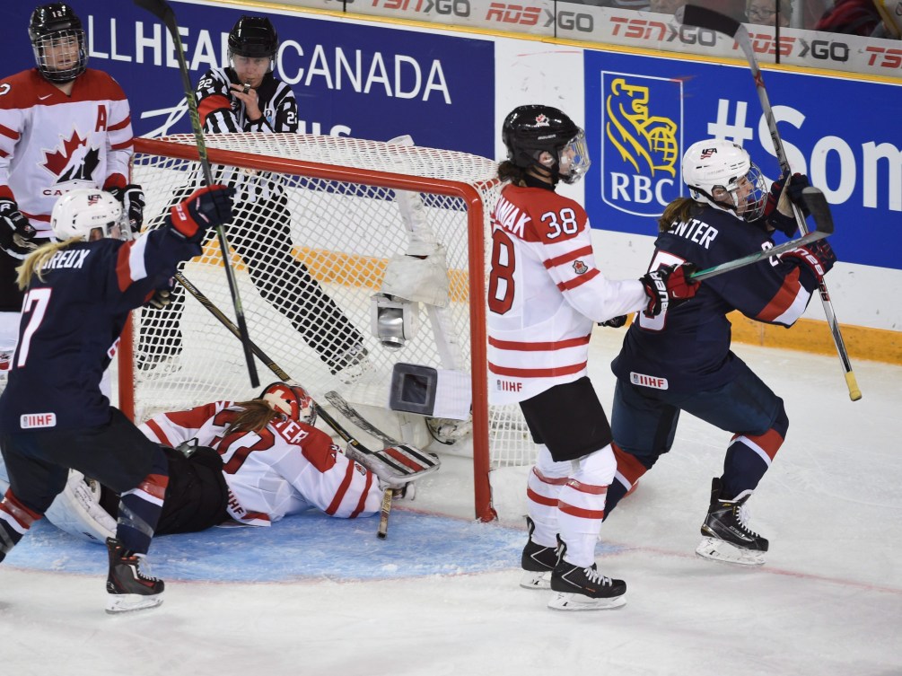 Alex Carpenter célèbre son but gagnant effectué à 12 minutes et 30 secondes dans la première période de prolongation. THE CANADIAN PRESS/Ryan Remiorz