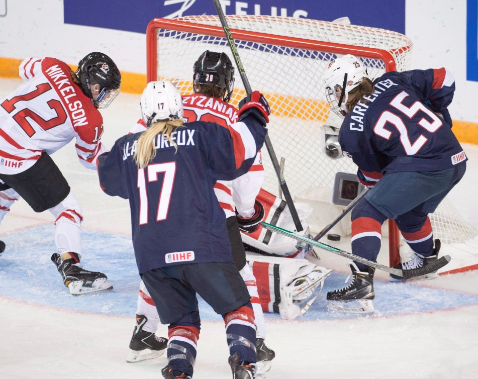 L'Américaine Alex Carpenter (25) marque le but gagnant contre les Canadiennes en prolongation du match de la médaille d'or au Mondial de hockey féminin, lw 4 avril 2016. THE CANADIAN PRESS/Ryan Remiorz