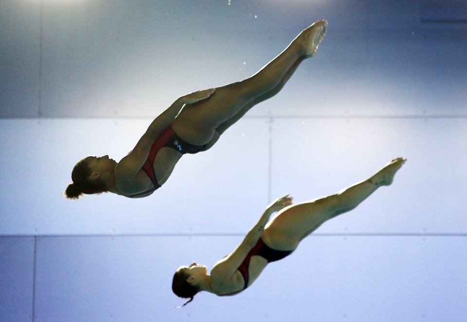 Jenifer Abel (avant) et Pamela Ware (arrière) pendant l'épreuve du 3 m synchronisé au troisième arrêt des Séries mondiales FINA à Windsor, le 15 avril 2016. (Photo par Vaughn Ridley/Diving Canada)