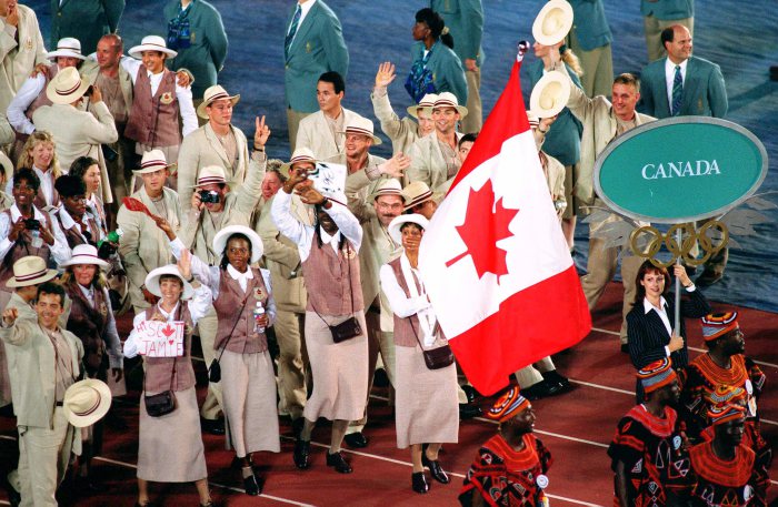 Charmaine Crooks du Canada porte le drapeau de la délégation canadienne lors des cérémonies d'ouverture des Jeux olympiques d'Atlanta de 1996. (PC Photo/AOC)