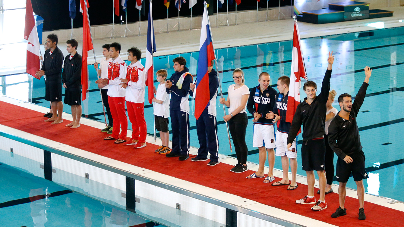 Philippe Gagné et François Imbeau-Dulac saluent la foule partisane au Grand Prix FINA de Gatineau. (Photo : Greg Kolz)