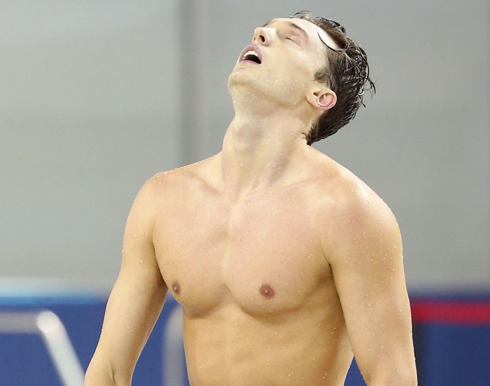 Ashton Baumann est soulagé après avoir réussi le standard de qualification olympique, le 7 avril 2016. (Photo: Scott Grant pour Swimming Canada)