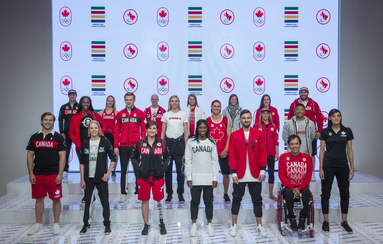 Les 20 espoirs olympiques et paralympiques de Rio 2016 qui se sont prêtés au jeu pour le dévoilement de la collection officielle d'Équipe Canada, le 12 avril 2016.