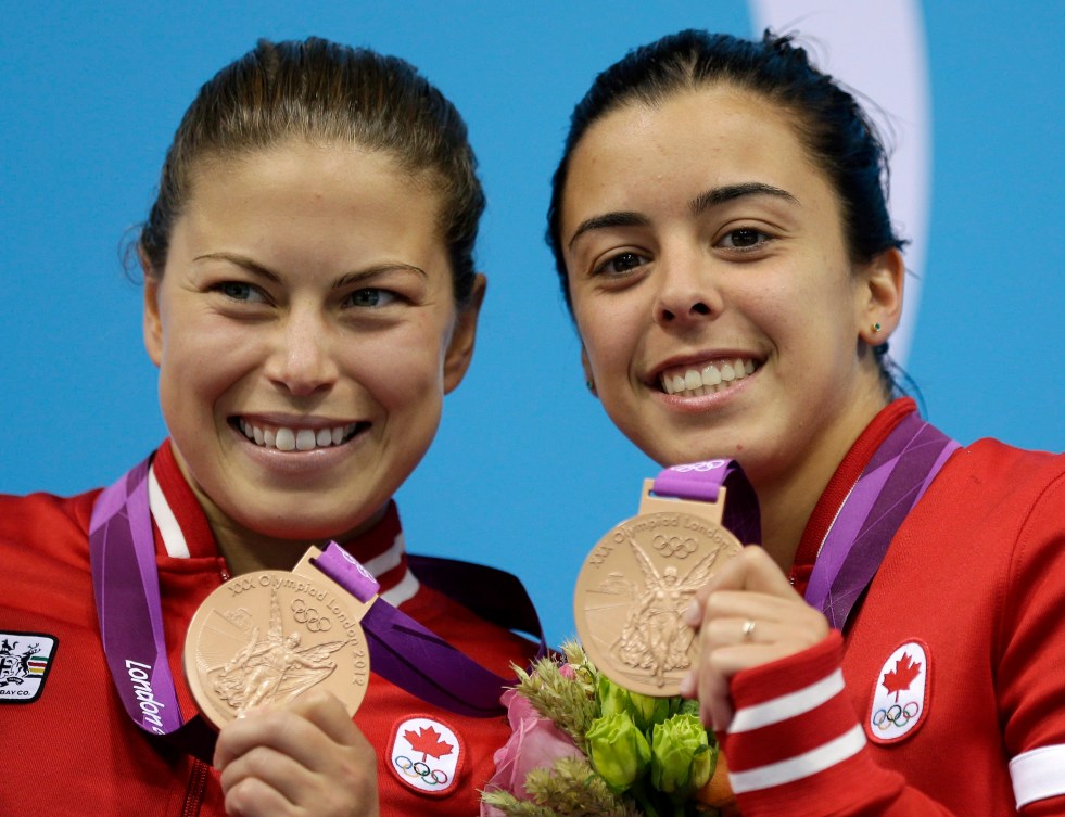 Les médaillées de bronze Roseline Fillion et Meaghan Benfeito à la plateforme de 10 mètres aux Jeux de Londres. 31 juillet 2012. (AP Photo/Michael Sohn)