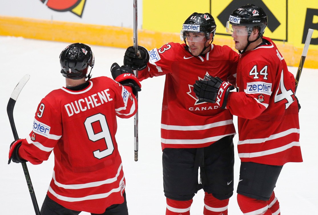 Les Canadiens célèbrent un but contre les États-Unis le 6 mai 2016.
