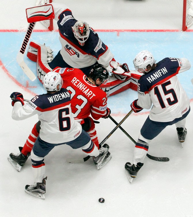 Sam Reinhart devant le but de Keith Kinkaid au Mondial de hockey IIHF, le 6 mai 2016.