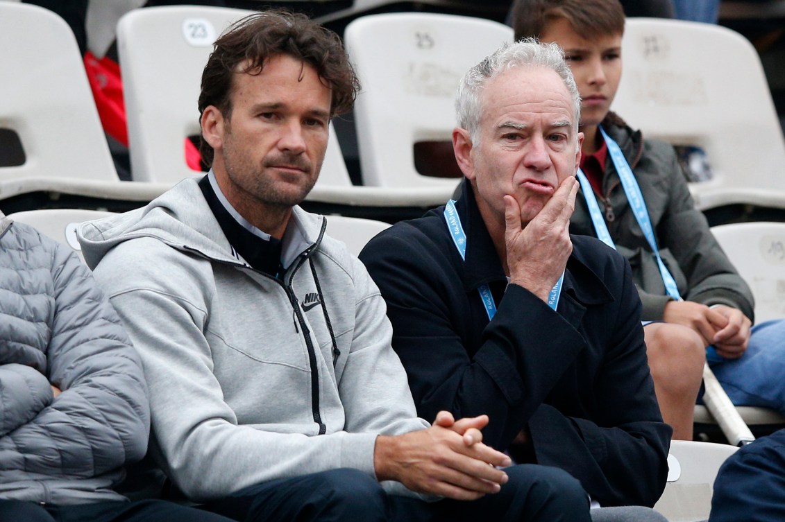 John McEnroe, à droite, regarde le match de huitièmes de finale de Milos Raonic, à Roland-Garros le 29 mai 2016. (AP Photo/Christophe Ena)