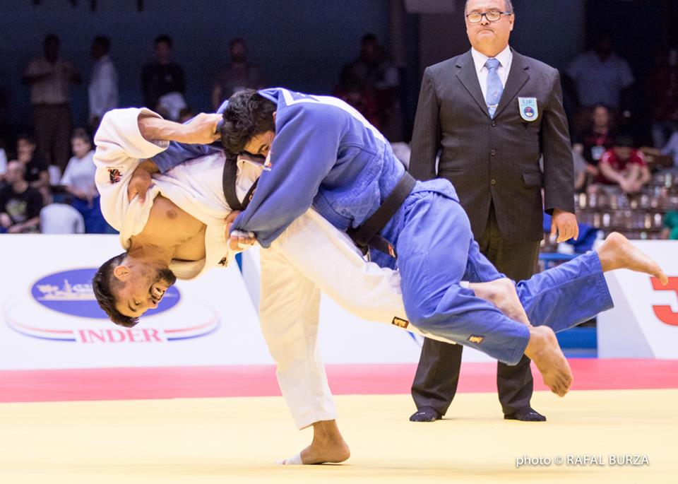 Sergio Pessoa (en blanc) aux Championnats panaméricains à La Havane, le 29 avril 2016. (Photo : Rafael Burza pour Judo Canada)