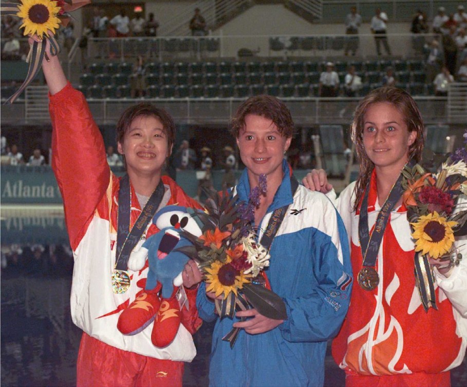 Les médaillées de l'épreuve du tremplin de 3 m aux Jeux olympiques d'Atlanta en 1996 : Fu Mingxia (Chine), Irina Lashko (Russie) et Annie Pelletier (Canada), le 31 juillet 1996. (AP Photo/Amy Sancetta)