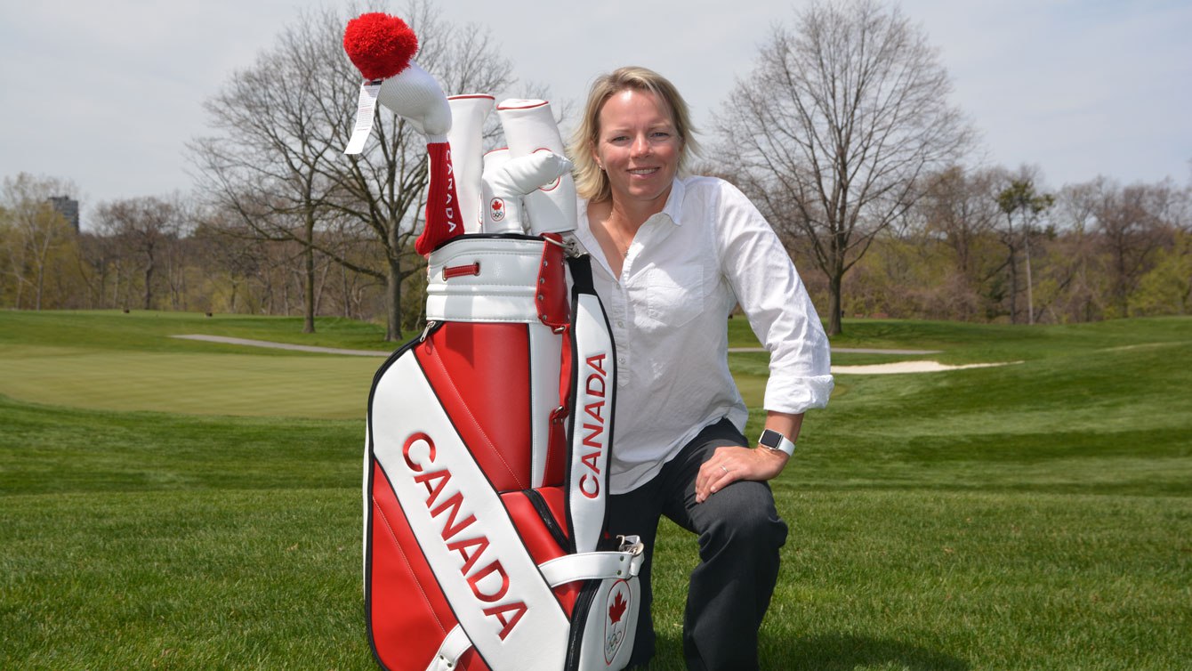 Alena Sharp prend la pose avec le sac de golf officiel pour les Jeux olympiques de Rio 2016. (Golf Canada/ Brent Long)