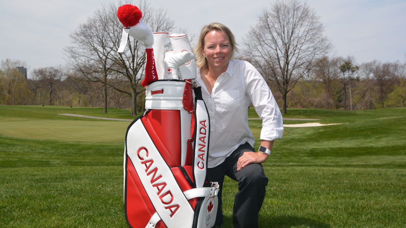 Alena Sharp prend la pose avec le sac de golf officiel pour les Jeux olympiques de Rio 2016.  (Golf Canada/ Brent Long)