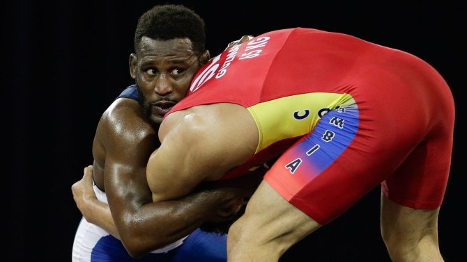 Haislan Garcia (en bleu) lors du second tournoi mondial de qualification olympique. (Gregory Bull)