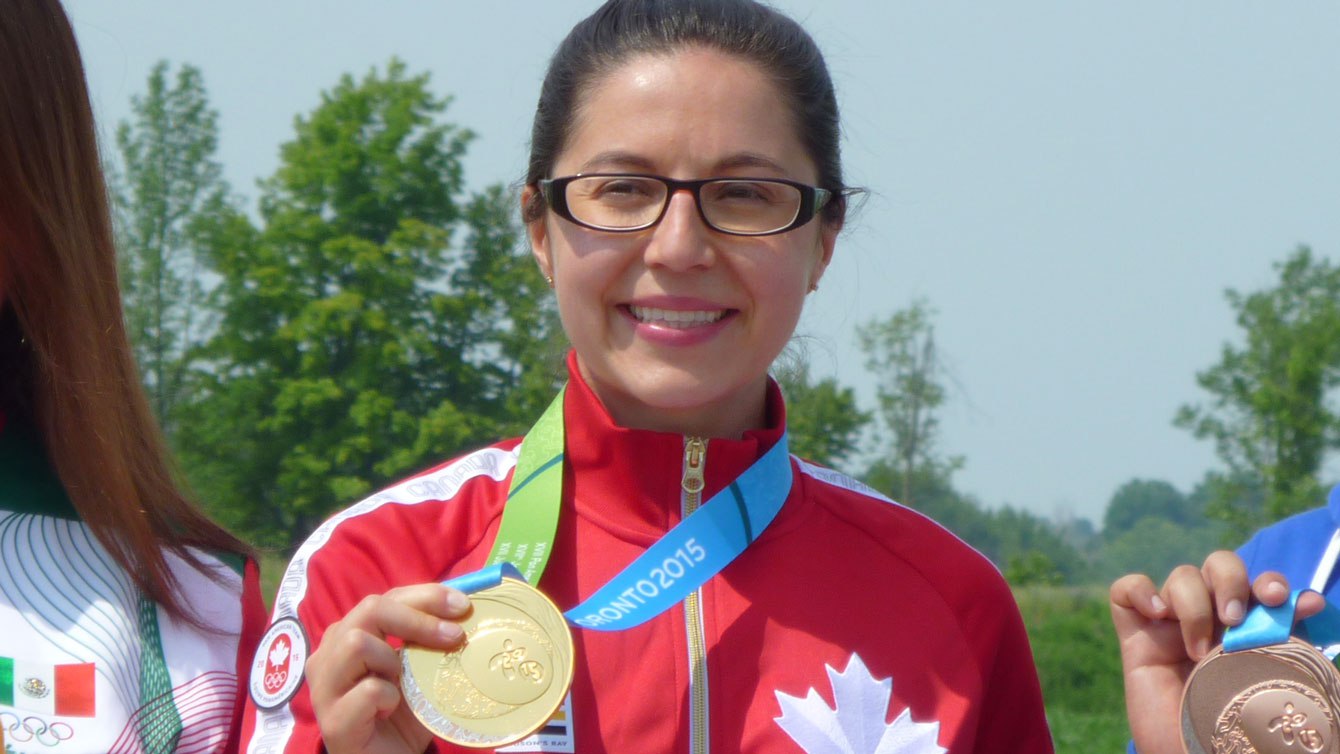 Lynda Kiejko et sa médaille d’or au 10 m pistolet aux Jeux panaméricains de 2015, à Toronto, le 12 juillet 2015.