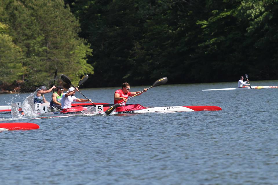 Mark de Jonge, en rouge, lors des essais olympiques de Canoë-Kayak Canada (Photo : Bernard Irvin )