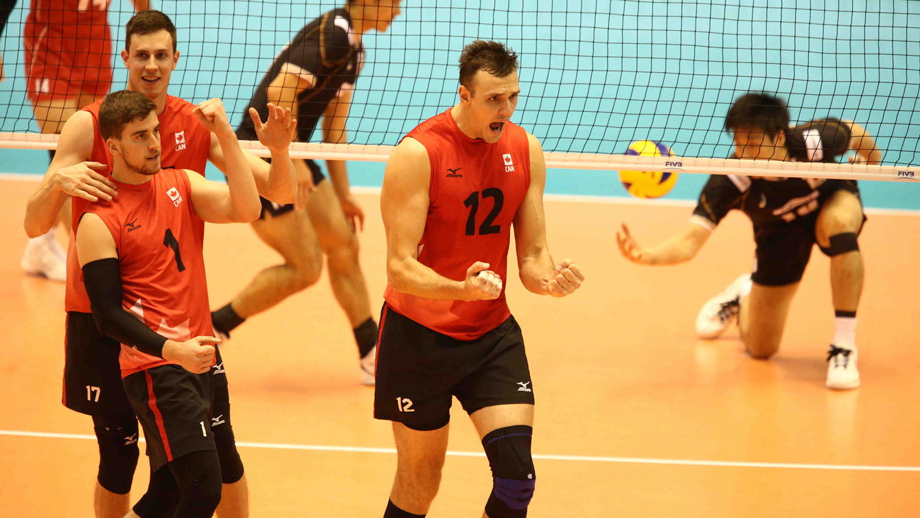 Tyler Sanders et Gavin Schmitt célèbrent un point lors du match opposant le Canada au Japon au tournoi mondial de qualification olympique, le 4 juin 2016 (Photo via FIVB)