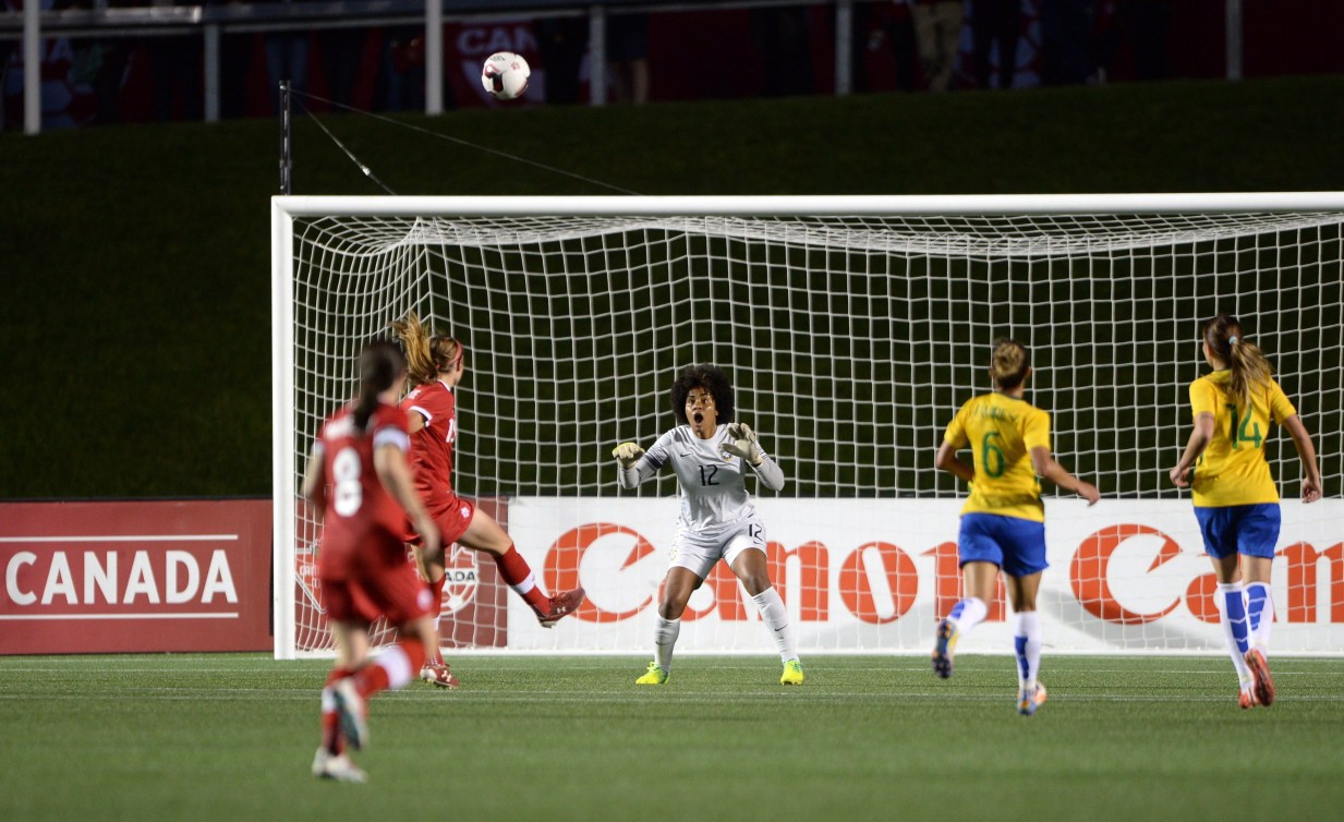 La Gardienne brésilienne Luciana surveille le boté de la Canadienne Janine Beckie. C'est ce tir qui donna la victoire au Canada sur le Brésil le 7 juin 2015 à Ottawa. THE CANADIAN PRESS/Sean Kilpatrick