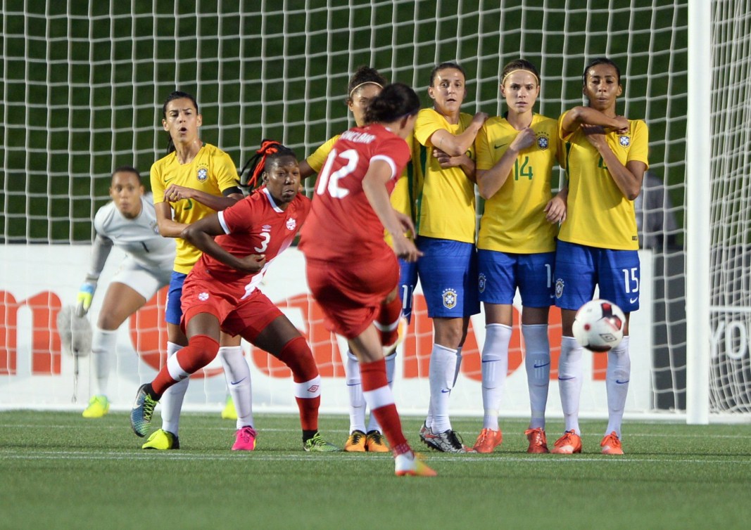 La Canadienne Christine Sinclair (12) frappe un tir de pénalité contre les Brésiliennes, le 7 juin 2016 à Ottawa. THE CANADIAN PRESS/Sean Kilpatrick