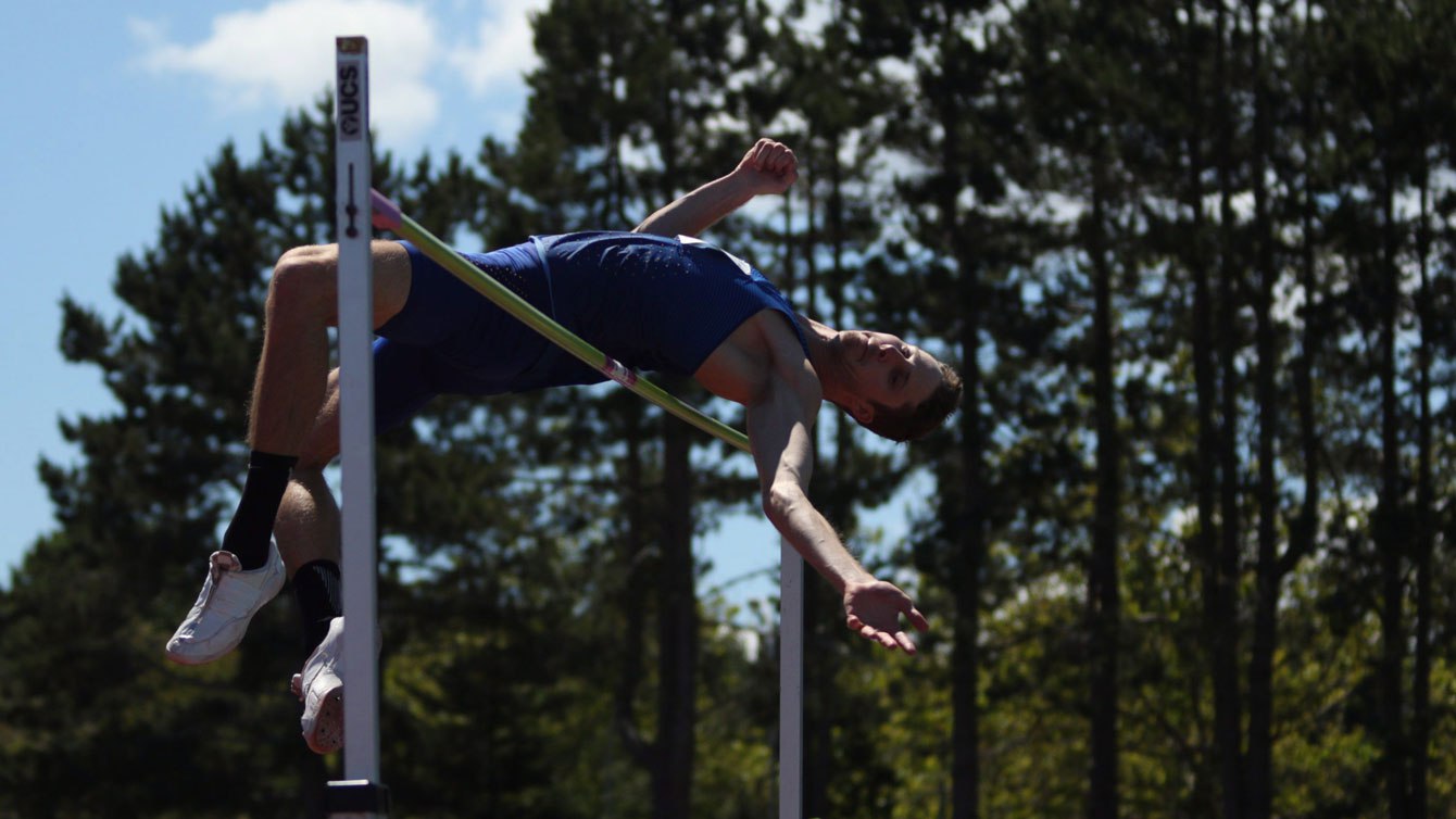 Derek Drouin remporte l'épreuve du saut en hauteur (2,23 m) à la Victoria Track Classic, le 19 juin 2016. (Photo : Chad Hipolito)