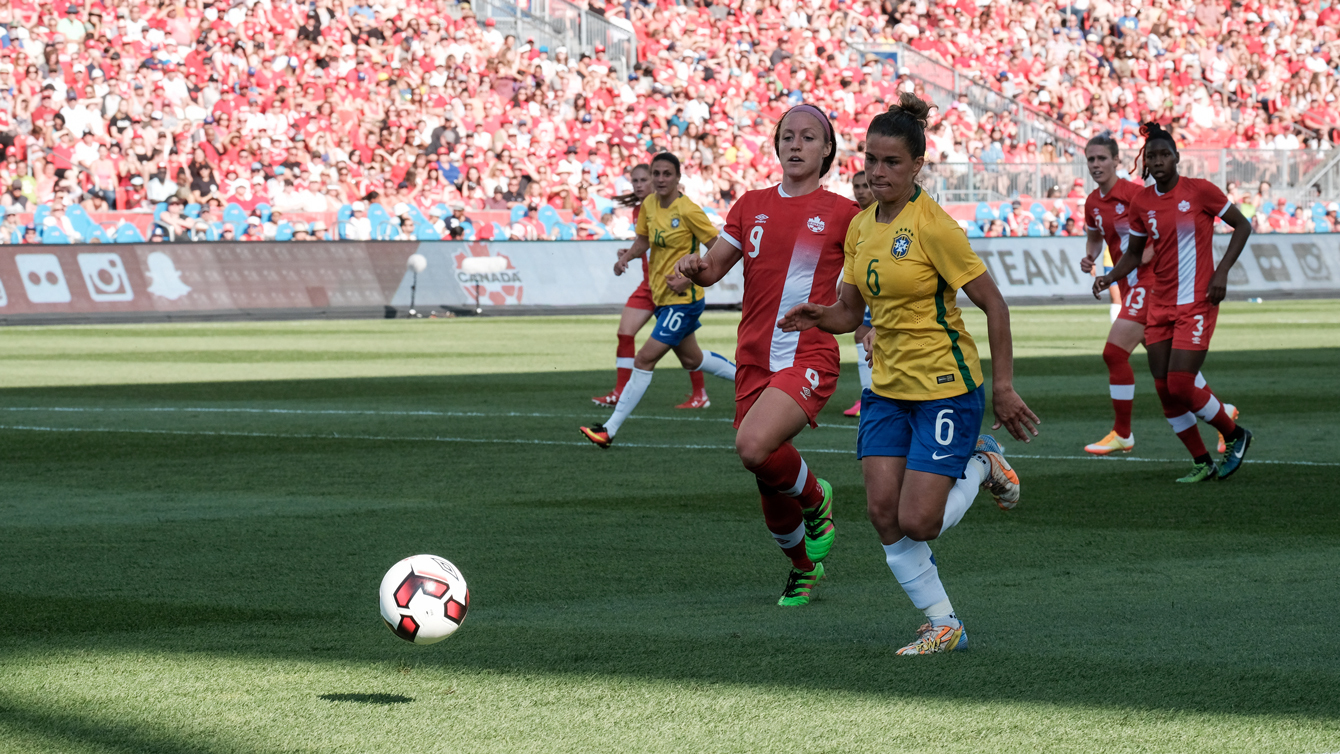 Josée Bélanger chasse le ballon contre une joueuse brésilienne à Toronto, le 4 juin 2016. (Thomas Skrlj/COC)