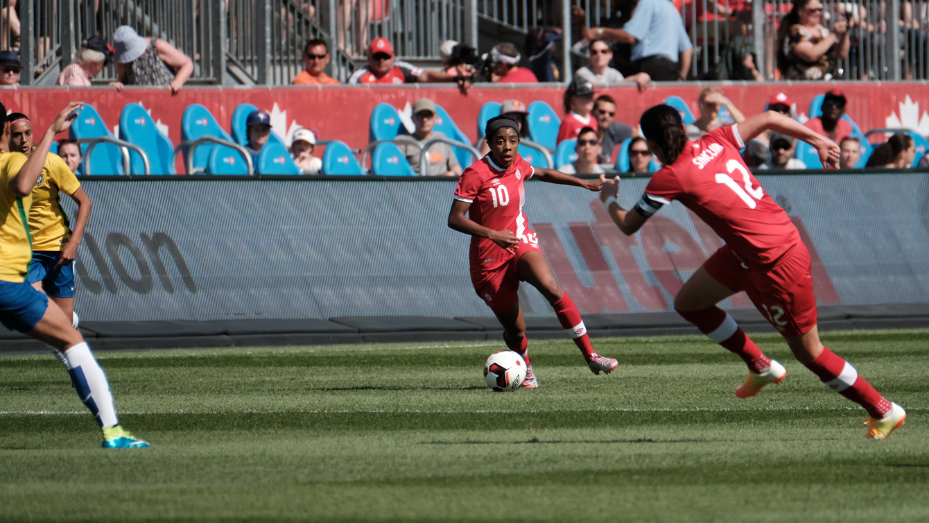 Ashley Lawrence manipule le ballon lors du match amical opposant le Canada au Brésil, le 4 juin 2016 à Toronto. (Thomas Skrlj/COC)