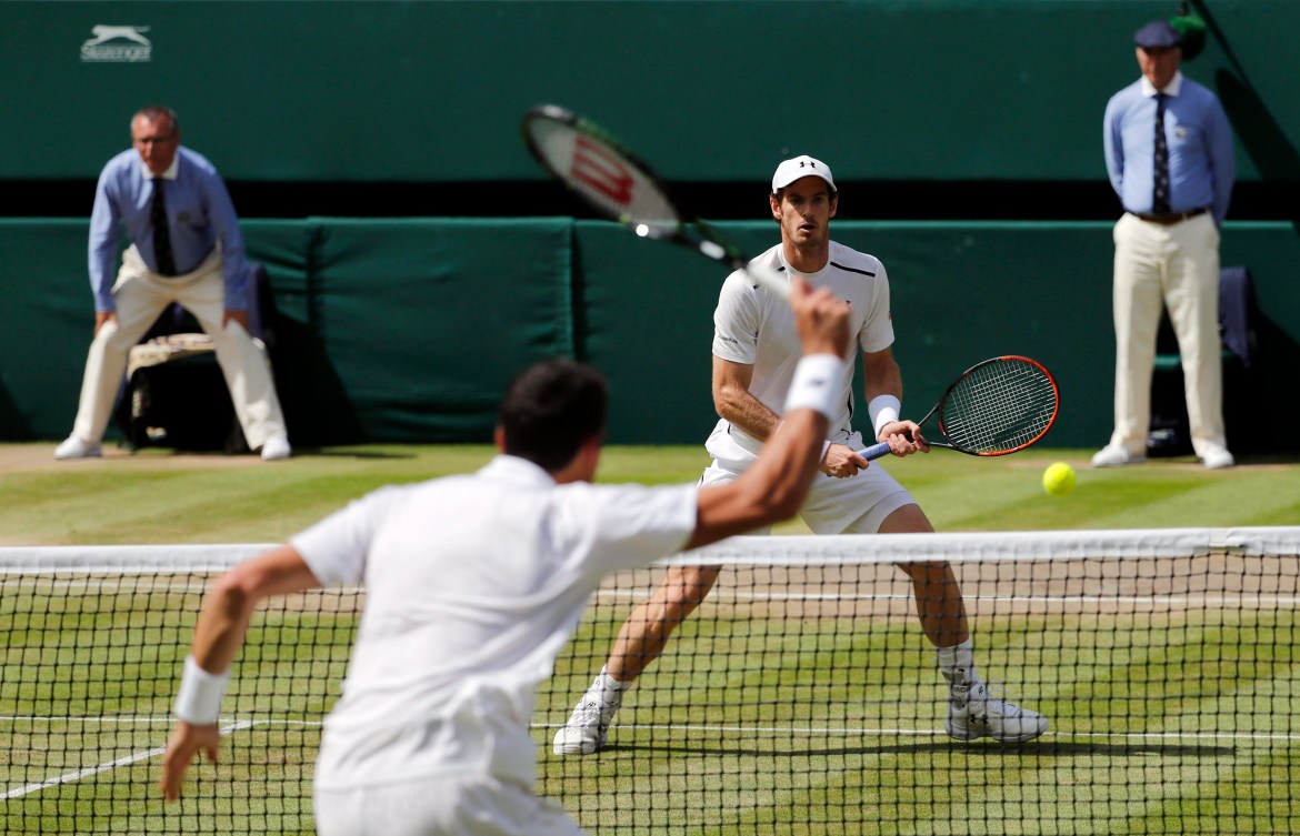 Milos Raonic (à l'avant) contre le Britannique Andy Murray en grande finale de Wimbledon, le 10 juillet 2016.