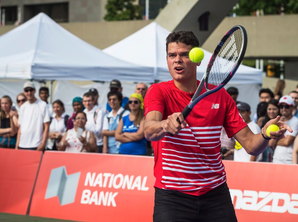 Milos Raonic participe à un événement au Nathan Phillips Square à quelques jours du début de la Coupe Rogers à Toronto.