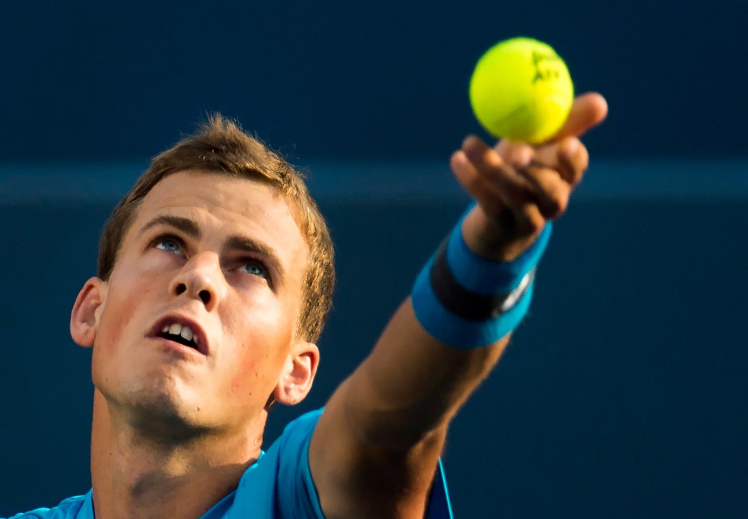 Vasek Pospisil au service contre Gaël Monfils. 