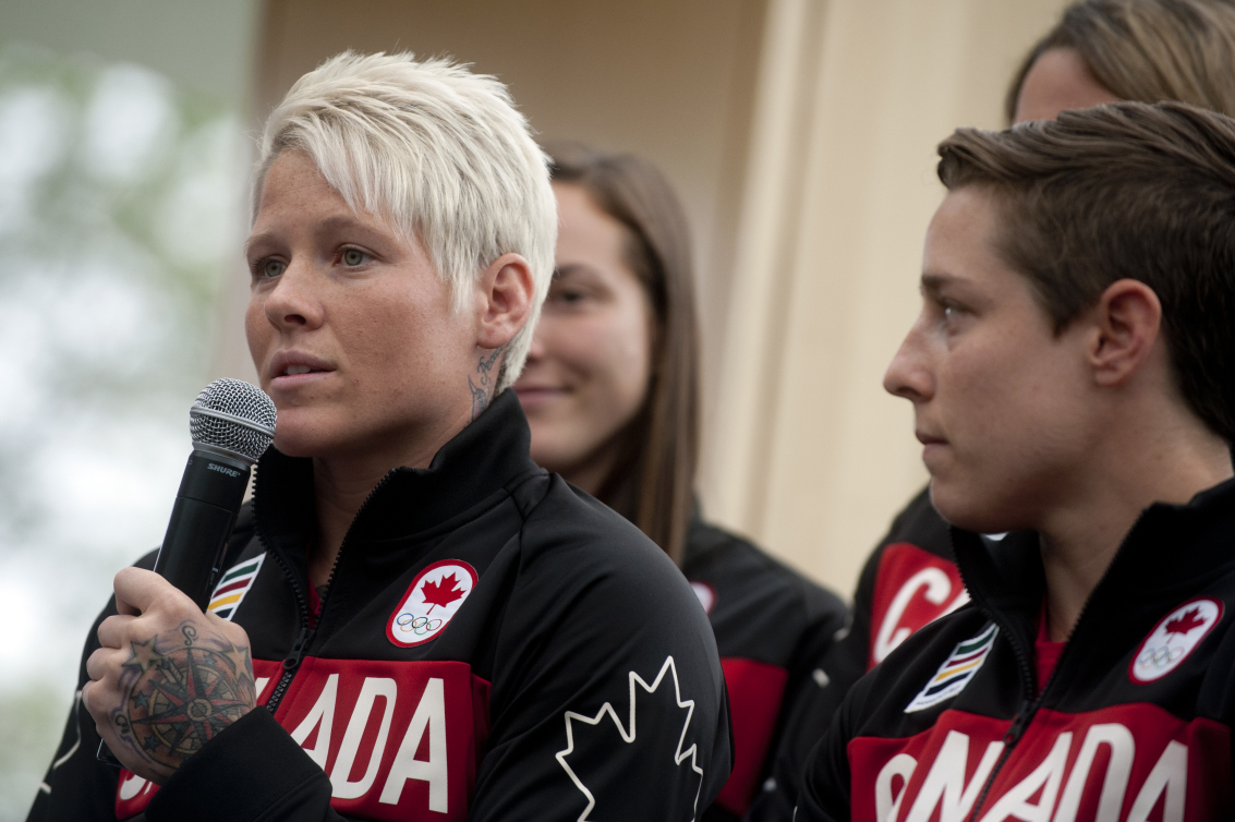 Jennifer Kish (à gauche) lors de l'annonce de l'équipe canadienne de rugby à sept féminin pour Rio 2016, le 8 juillet 2016 à Victoria (C.-B.)