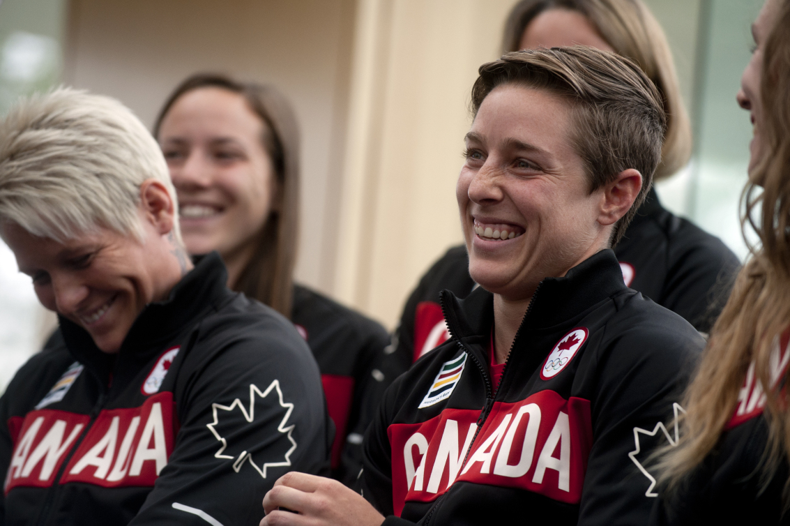 Ghislaine Landry (à droite) lors de l'annonce de l'équipe canadienne de rugby à sept féminin pour Rio 2016, le 8 juillet 2016 à Victoria (C.-B.)