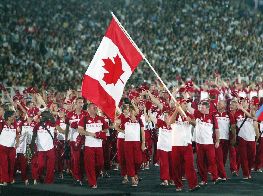 Nicolas Gill porte le drapeau canadien à la cérémonie d'ouverture des Jeux d'Athènes en 2004.