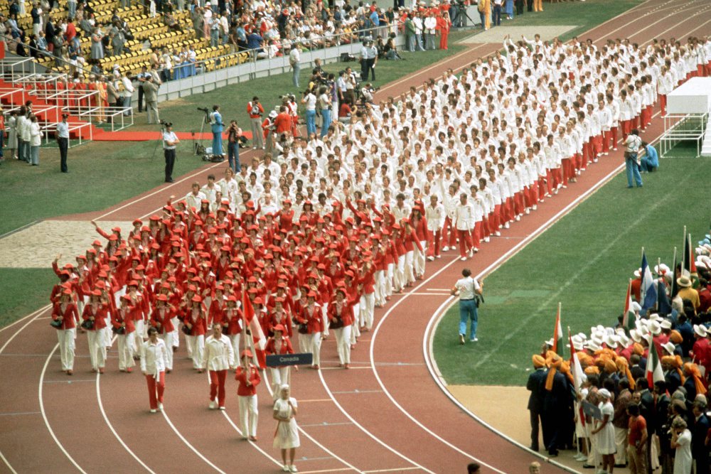 Les athlètes canadiens font leur entrée lors des cérémonies d'ouverture des Jeux olympiques de Montréal de 1976. (Photo PC/AOC)
