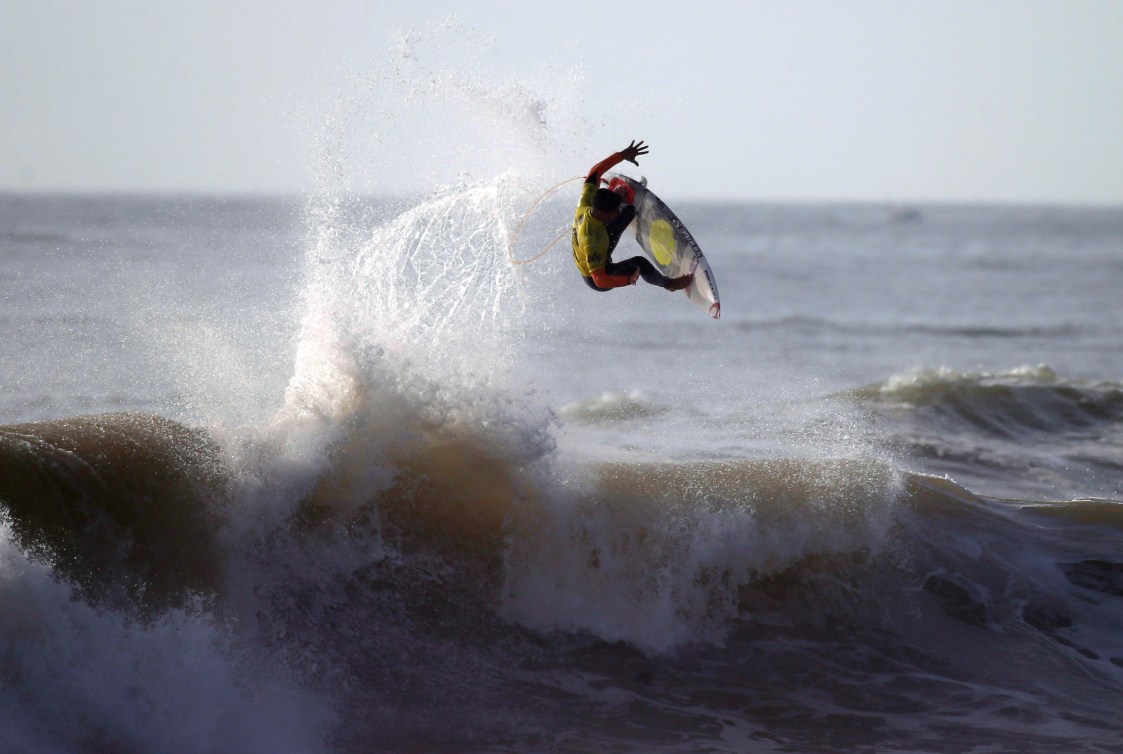 Le champion du monde en surf, le Brésilien Gabriel Medina, au Moche Rip Curl Pro Portugal surf contest à la plage de Supertubos, à Peniche, au Portugal ,le 10 octobre 2014. (AP Photo/Francisco Seco)