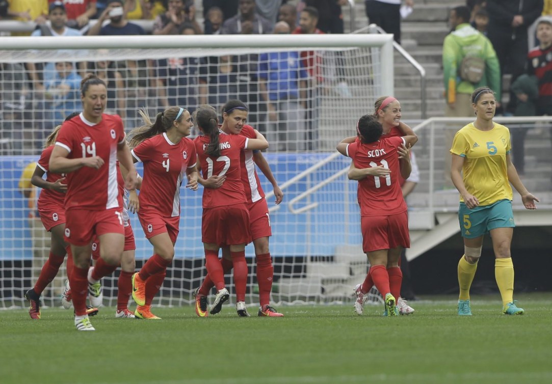 L'équipe canadienne félicite Janine Beckie après qu'elle ait inscrit le but le plus rapide de l'histoire du soccer féminin aux Jeux olympiques, le 3 août 2016 à São Paulo. (AP Photo/Nelson Antoine)