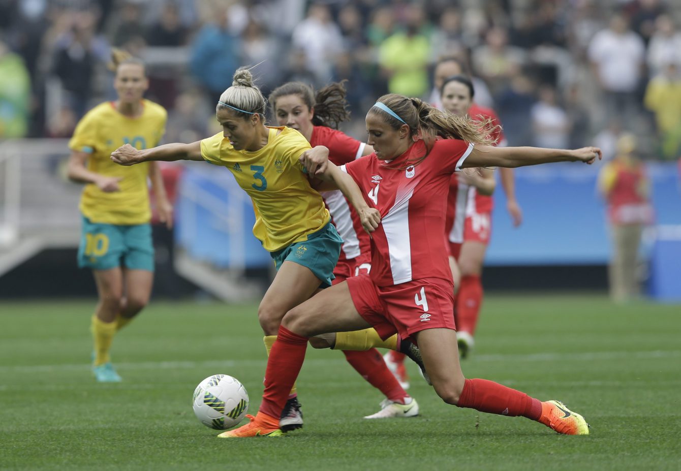 Shelina Zadorsky tente de prendre possession du ballon contre une joueuse australienne aux Jeux olympiques de 2016, le 3 août 2016 à São Paulo. (AP Photo/Nelson Antoine)