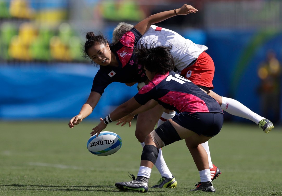 Jen Kish lutte pour prendre la possession du ballon lors de l'affrontement du Canada contre l Japon au tournoi olympique de rugby à sept féminin, le 6 août 2016 à Rio. (AP Photo/Themba Hadebe)