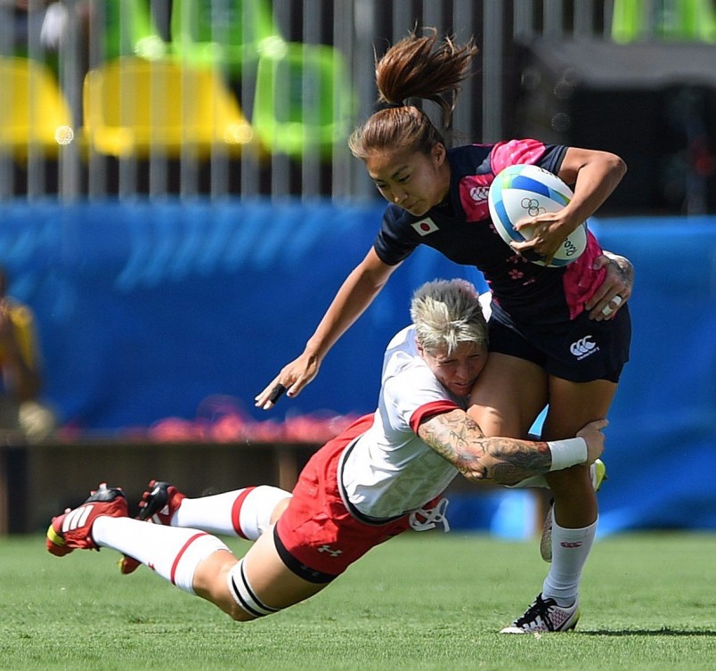 Jen Kish effectue un plaquage lors du match du Canada contre le Japon aux Jeux olympiques, le 6 août 2016. THE CANADIAN PRESS/Sean Kilpatrick