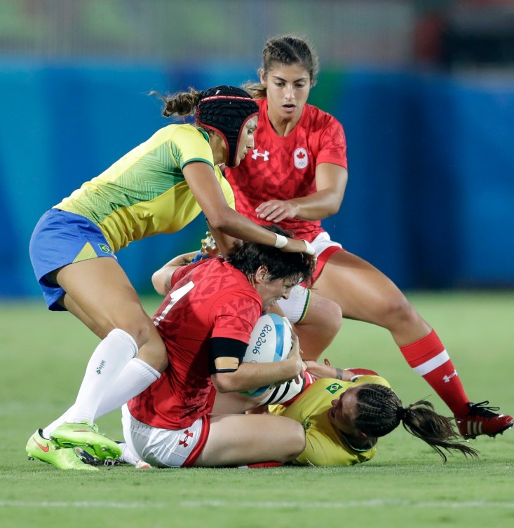 Brittany Benn et Bianca Farella bataillent pour maintenant la possession du ballon contre la Brésilienne Raquel Kochhann aux Jeux olympiques, le 6 août 2016. (AP Photo/Themba Hadebe)