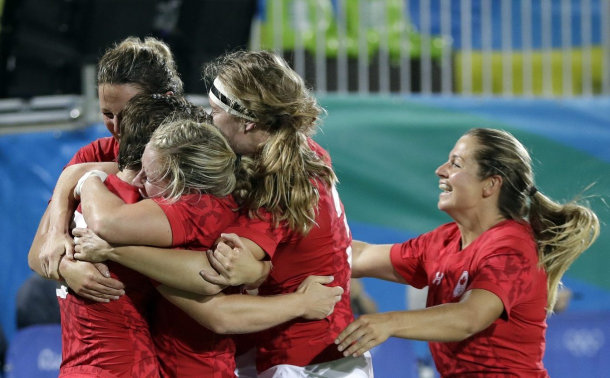 L'équipe canadienne de rugby à sept féminin célèbre sa victoire sur la France aux Jeux olympiques de Rio, le 7 août 2016.  (AP Photo/Themba Hadebe)
