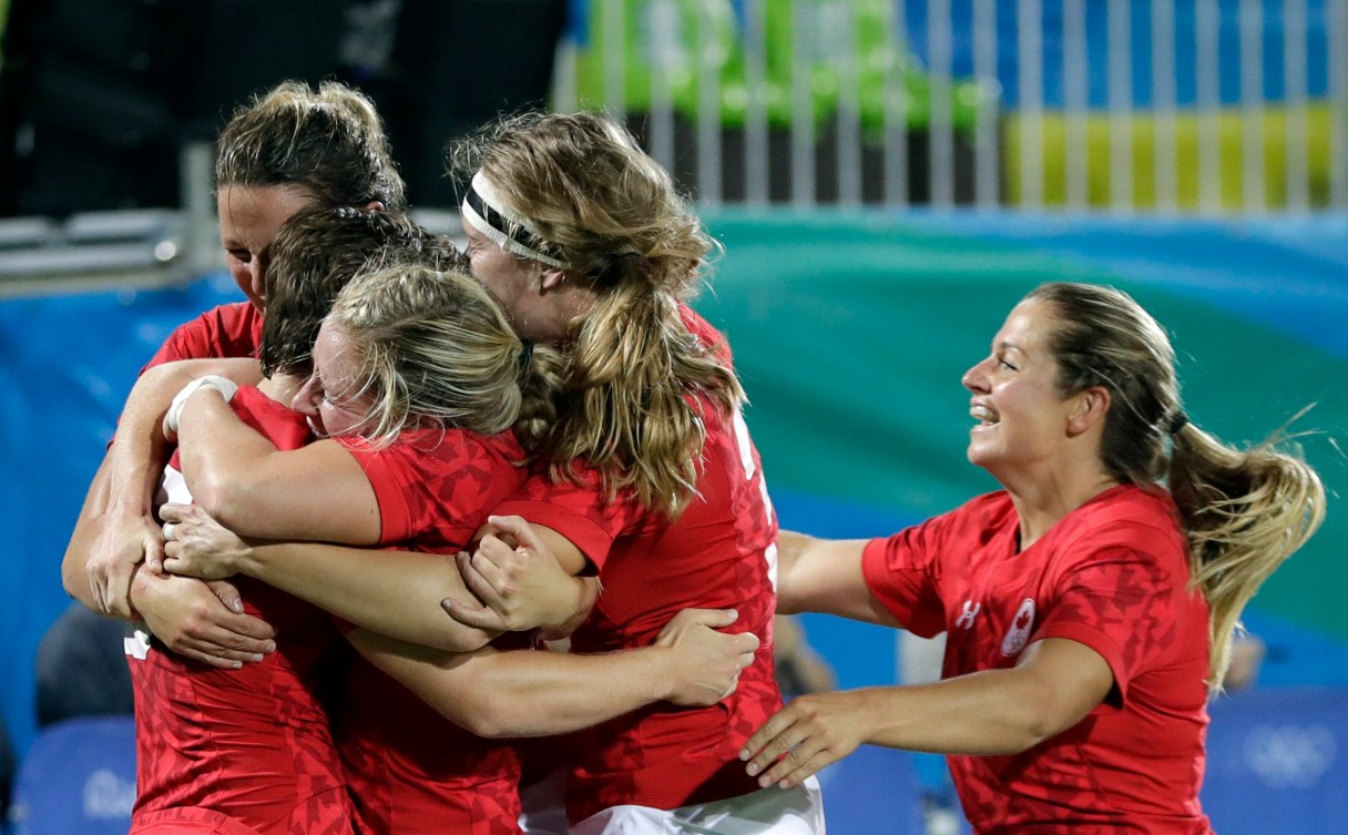 L'équipe canadienne de rugby à sept féminin célèbre sa victoire sur la France aux Jeux olympiques de Rio, le 7 août 2016. (AP Photo/Themba Hadebe)